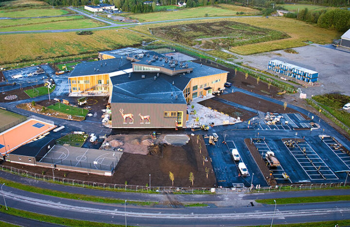 Kuvassa on Etelä-Nummelan koulukeskus ylhäältä kuvattuna.